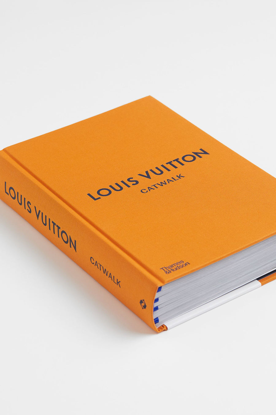 THAMES & HUDSON Louis Vuitton Catwalk fashion book